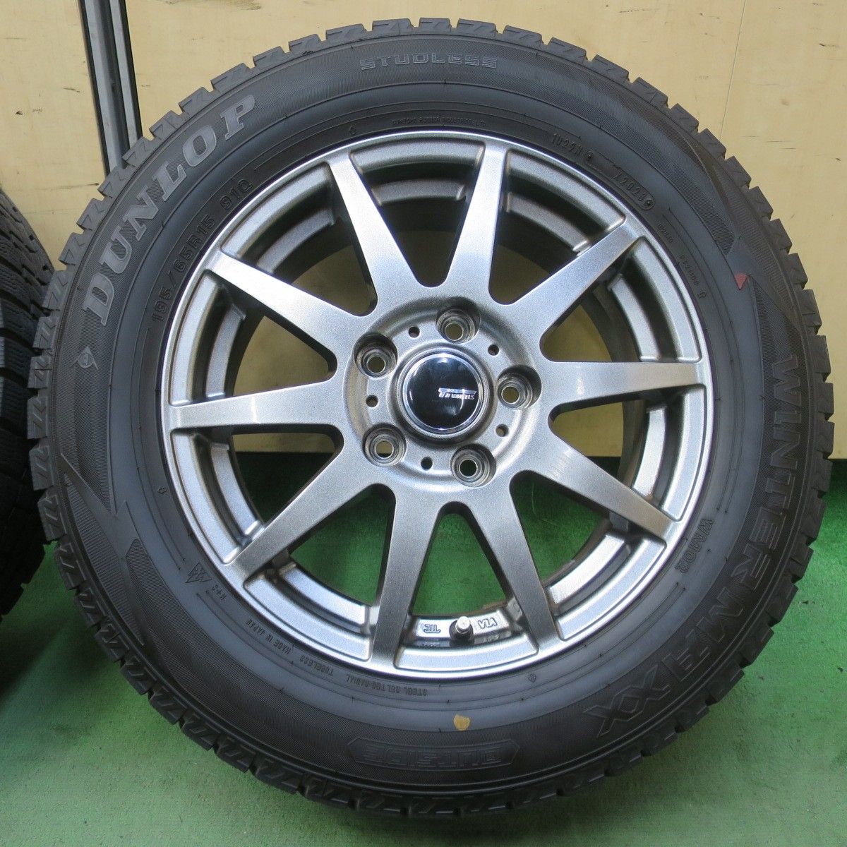 バリ溝！23年！キレイ！9分☆スタッドレス 195/65R15 ダンロップ