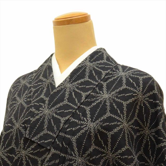 紬着物（麻の葉文）裄64,5 シンプル系　正絹美品 紬 正絹 袷 身丈156.5cm M 裄63.5cm 仕立て上がり 黒色系 麻の葉文様