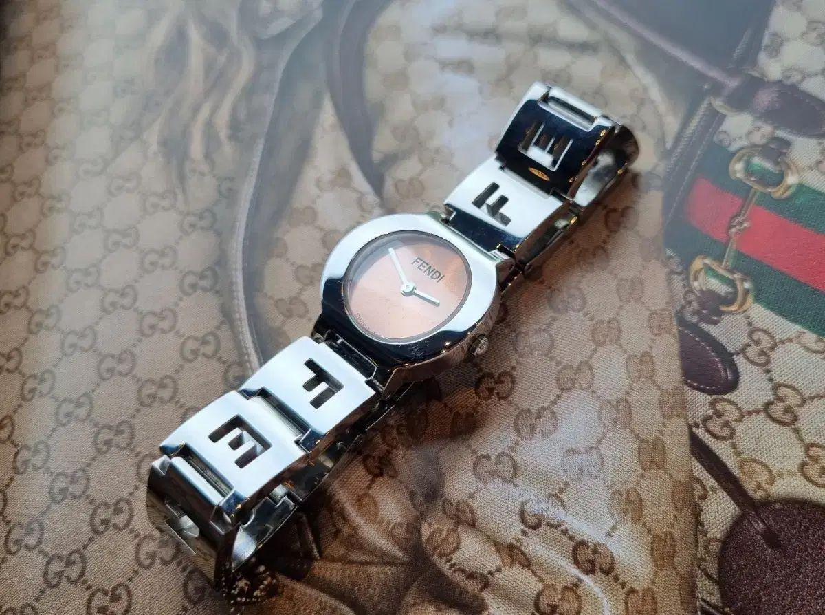 正規品 フェンディ 3050L 時計 展示級