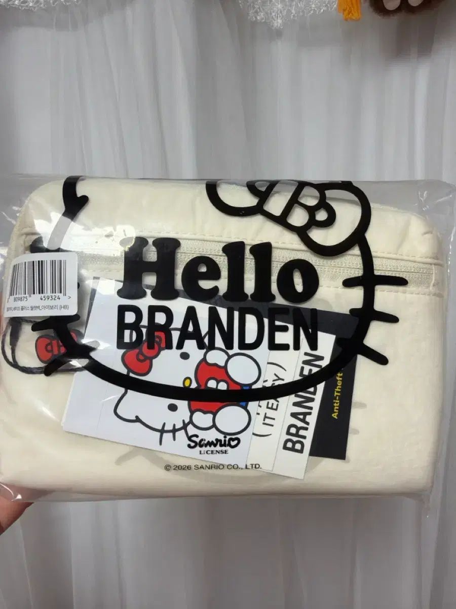(即日配送) ブランドン hello kitty(ハローキティ) ウォレットバッグ アイボリー