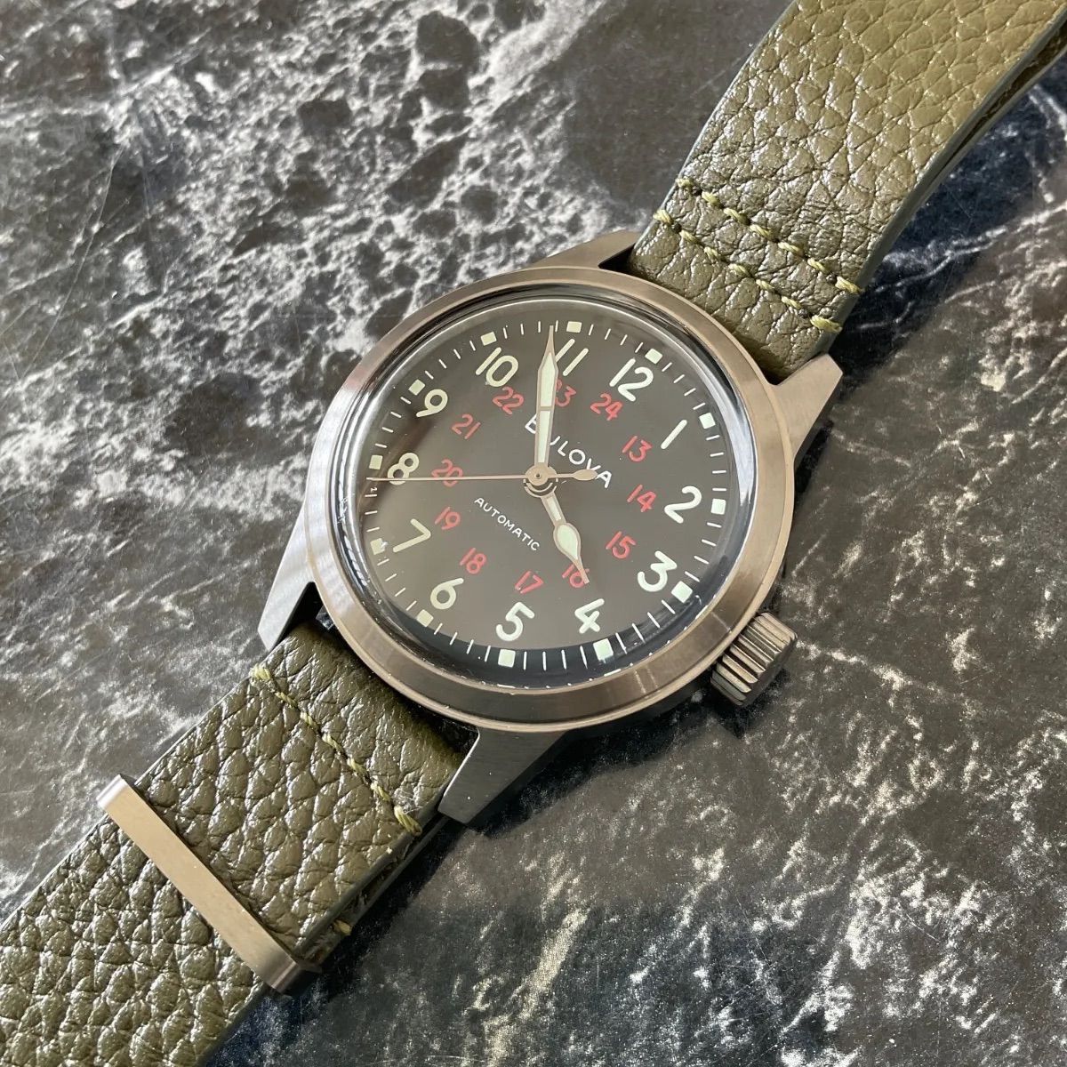 BULOVA アナログ腕時計 オリーブグリーン ミリタリー 98A255 - メルカリ