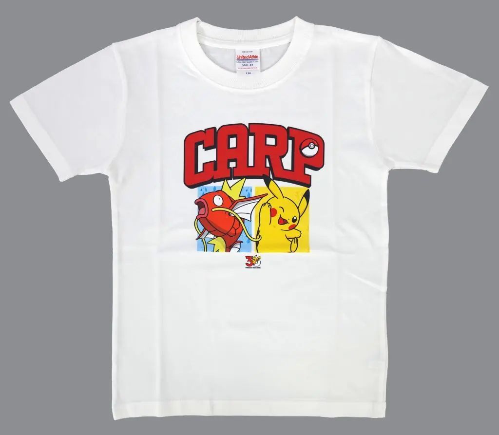 【中古】Tシャツ CARP(ピカチュウ＆コイキング) カープオリジナル ポケモンキッズTシャツ ホワイト 130cmサイズ 「広島東洋カープ×ポケモンベースボールフェスタ2026 ～30年の想いをボールに込めて～」