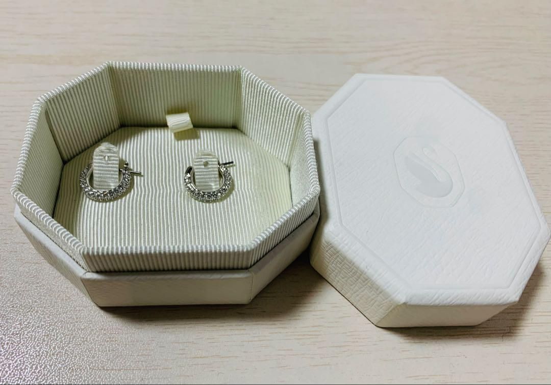 ほぼ新品 スワロフスキー Swarovski Dexteraフープピアスパヴェ - メルカリ