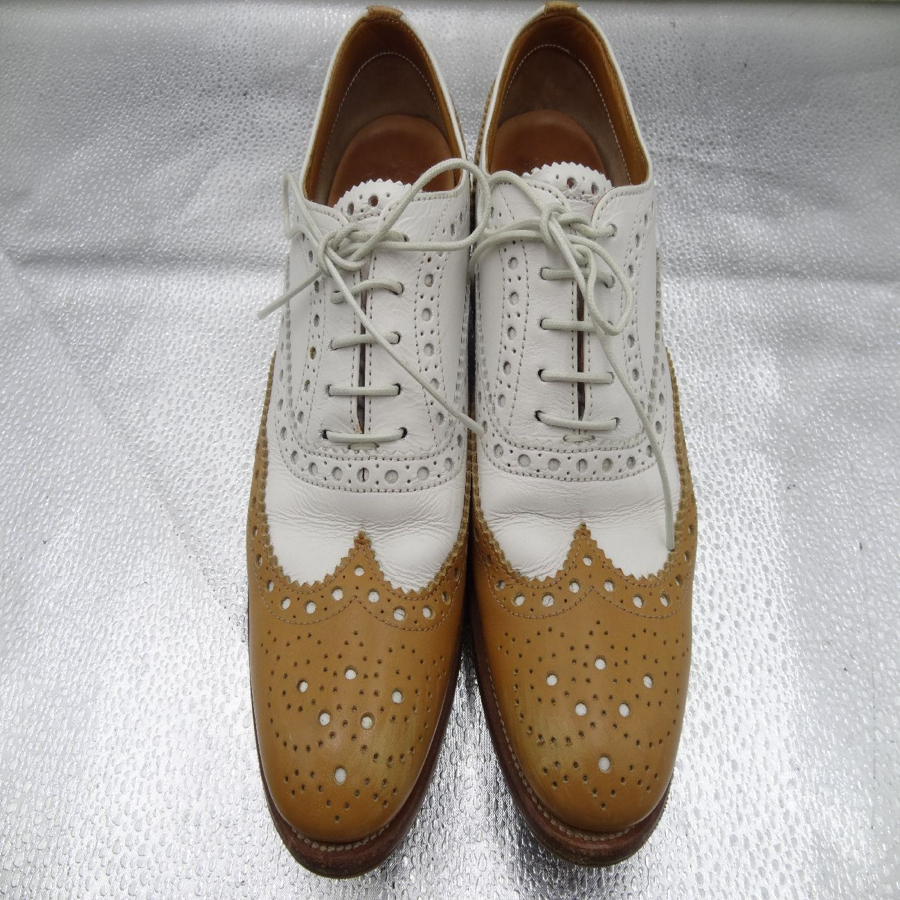 美品CHURCH'S BURWOODバイカラーウイングチップ　ベージュ×ホワイト CHURCH'S BURWOOD バイカラー ウィルグチップ HAZELNUT ベージュ