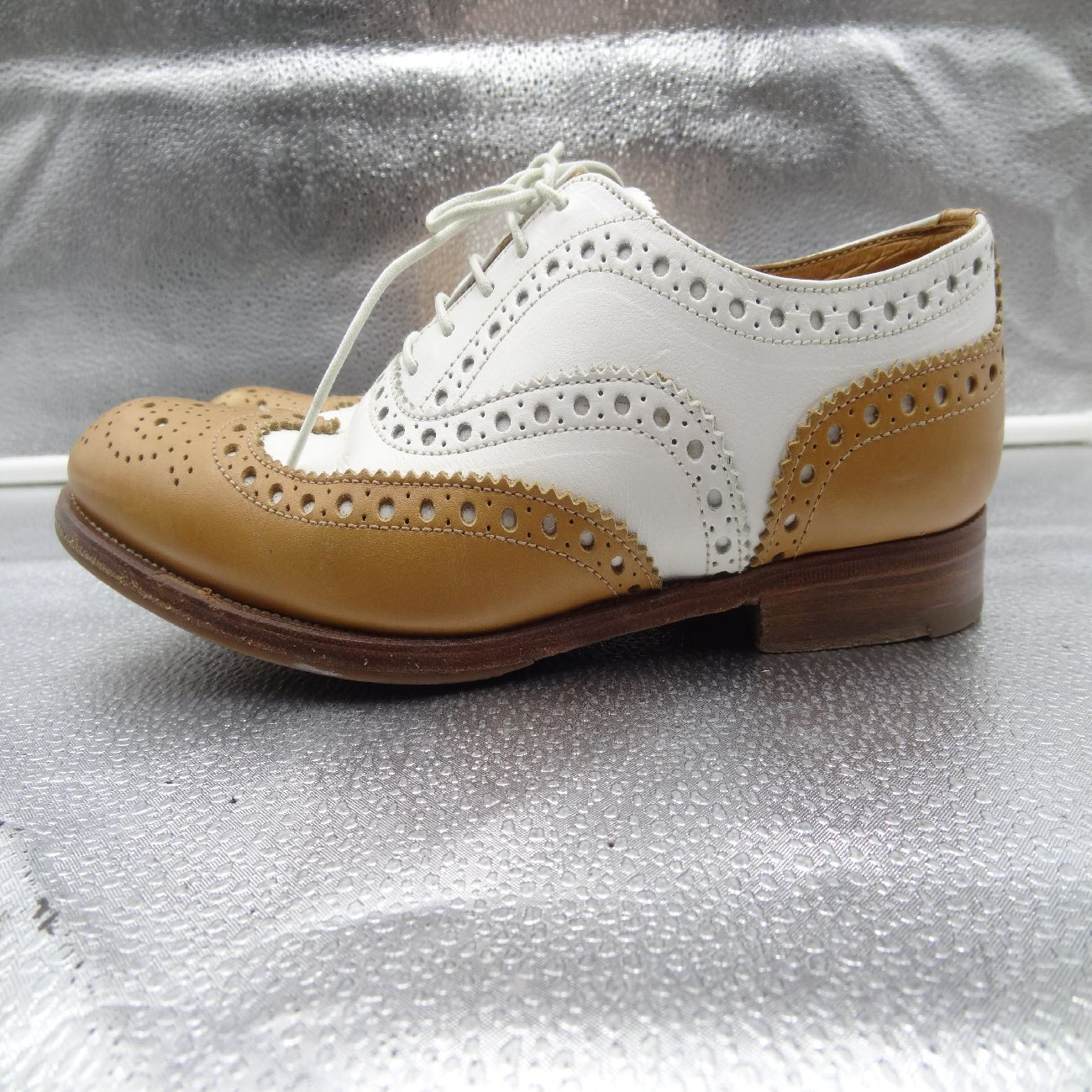 美品CHURCH'S BURWOODバイカラーウイングチップ　ベージュ×ホワイト CHURCH'S BURWOOD バイカラー ウィルグチップ HAZELNUT ベージュ