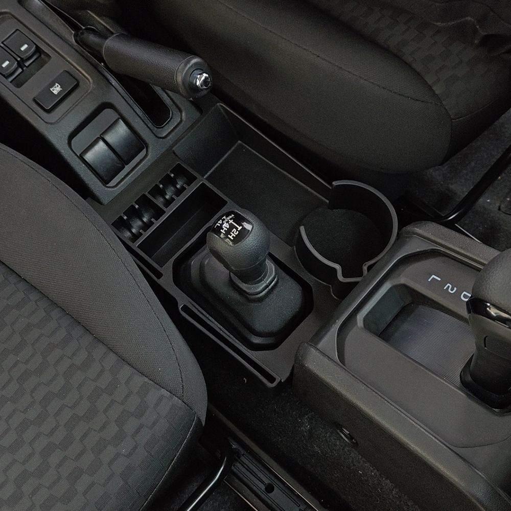 【送料無料】スズキ ジムニーノマーデ (Jimny Nomade) 25 款自動車用シフト収納トレー 黒 ABS + シリコン 小物整理 簡単固定 フィット抜群 ドレスアップ効果