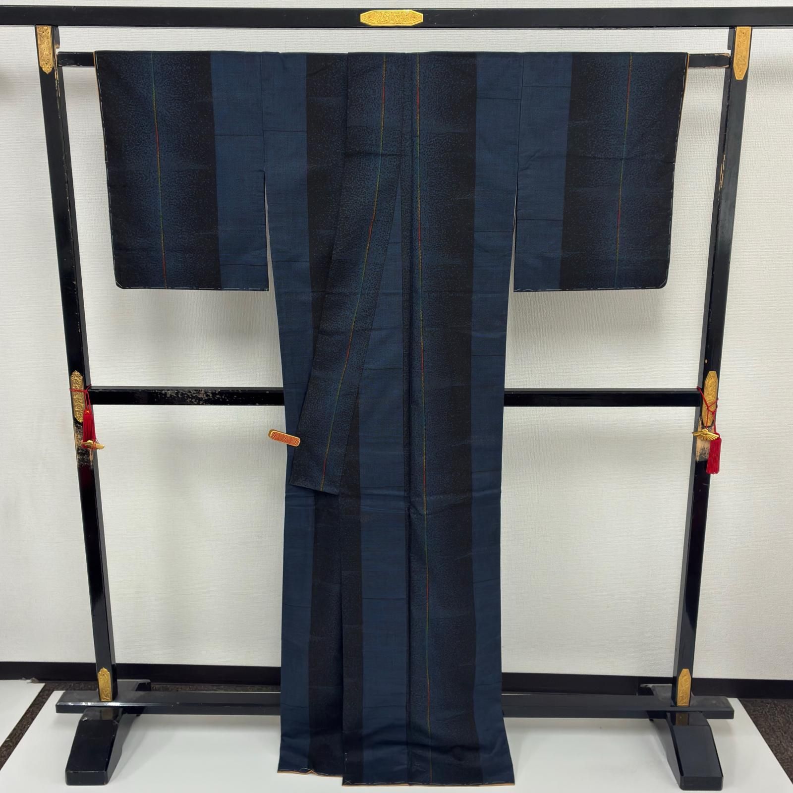 本場大島紬 裄66 正絹 泥藍染め 素敵な絣 袷 着物 MK-9362 - メルカリ