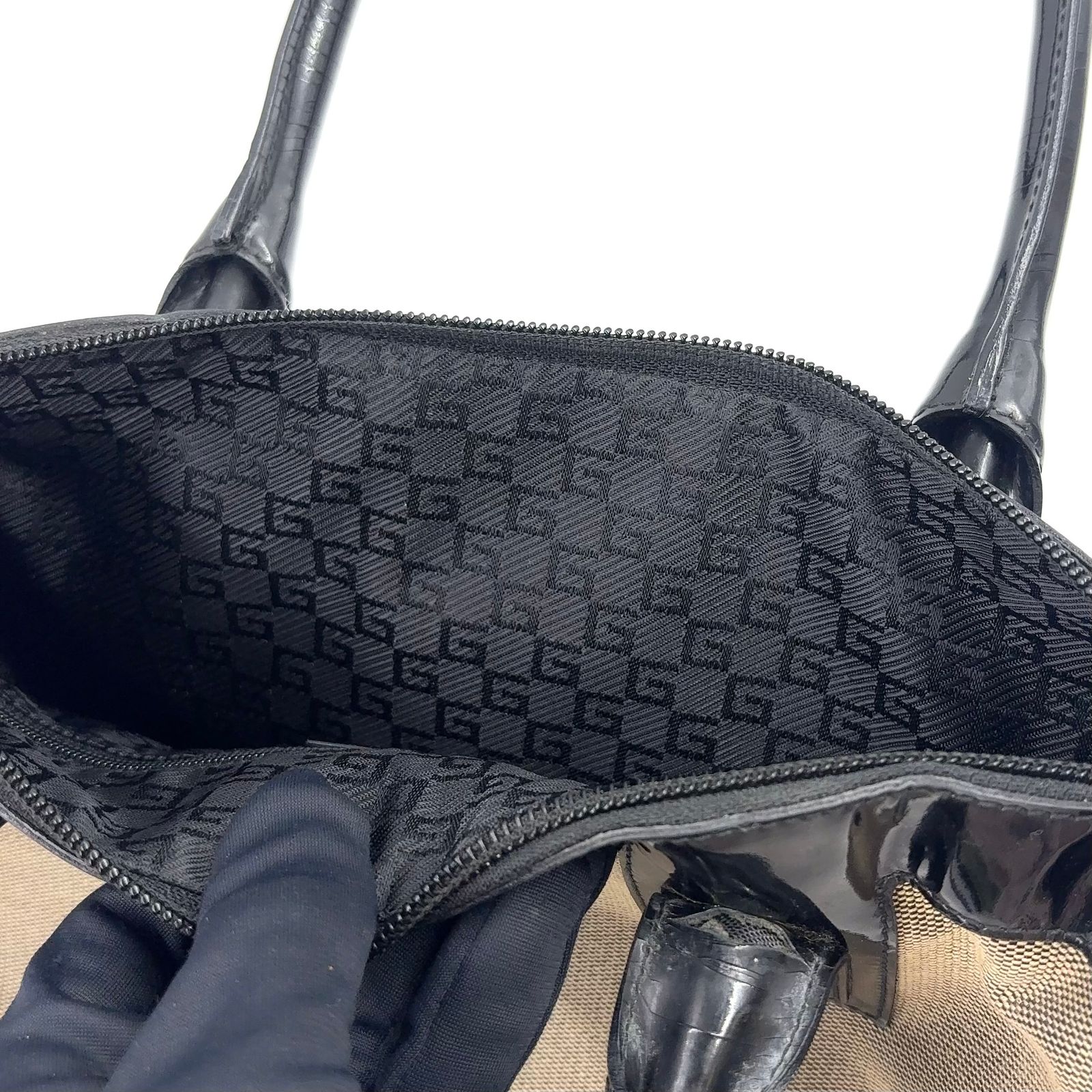 GUCCI GGキャンバス×エナメルレザー ロゴ刻印プレート エナメルレザー 