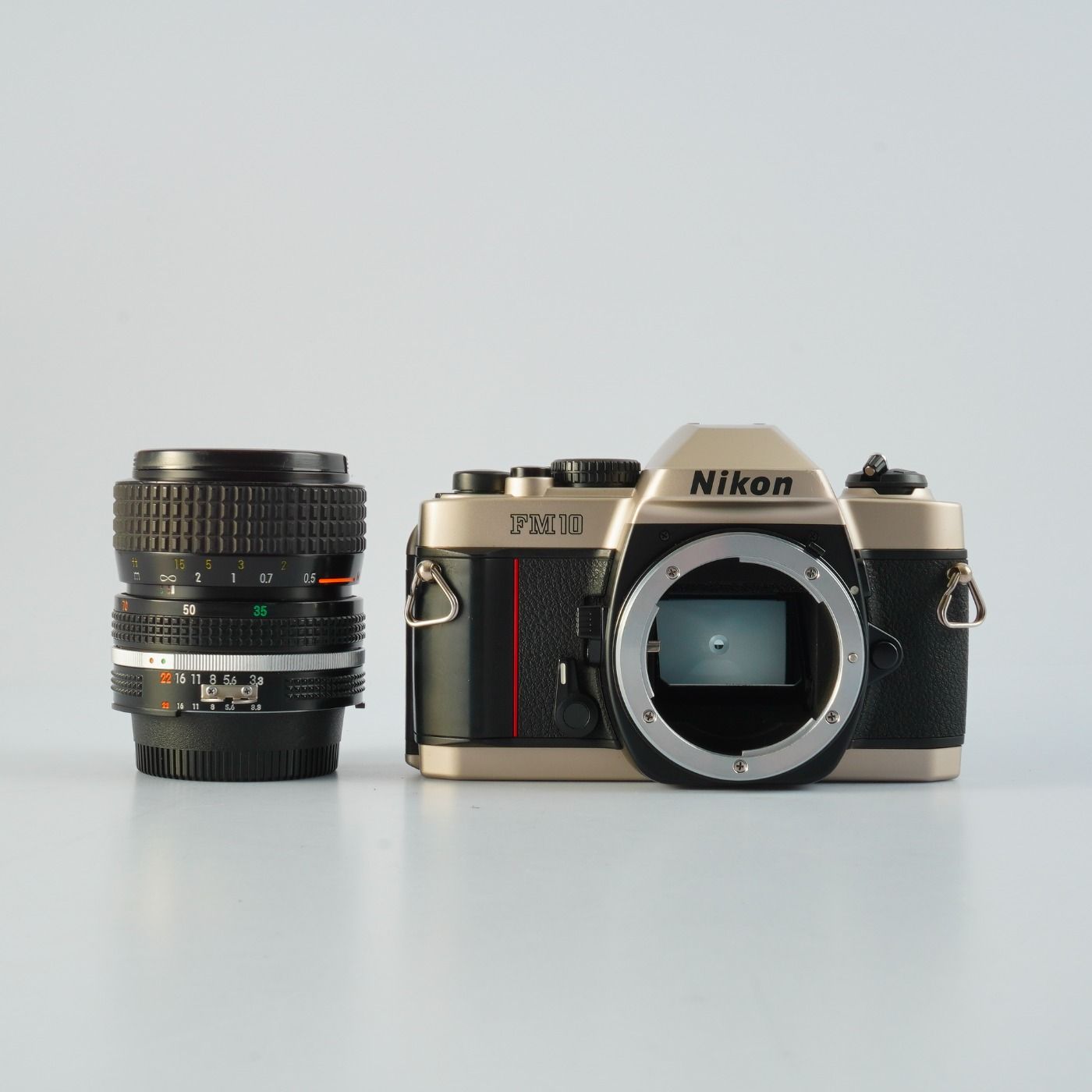 Nikon ニコン FM10 & Zoom-NIKKOR 35-70mm カメラ Nikon ニコン FM10 + Ai-S ZOOM Nikkor 35-70mm F/3.3-4.5 MF フィルム