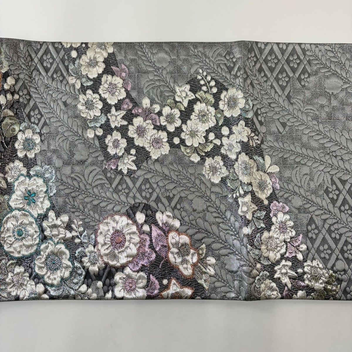 正絹 六通袋帯 【花々 青 シルバー】 美品】 袋帯 秀品 草花 箔 銀糸 灰色 六通 正絹 【中古】 - メルカリ