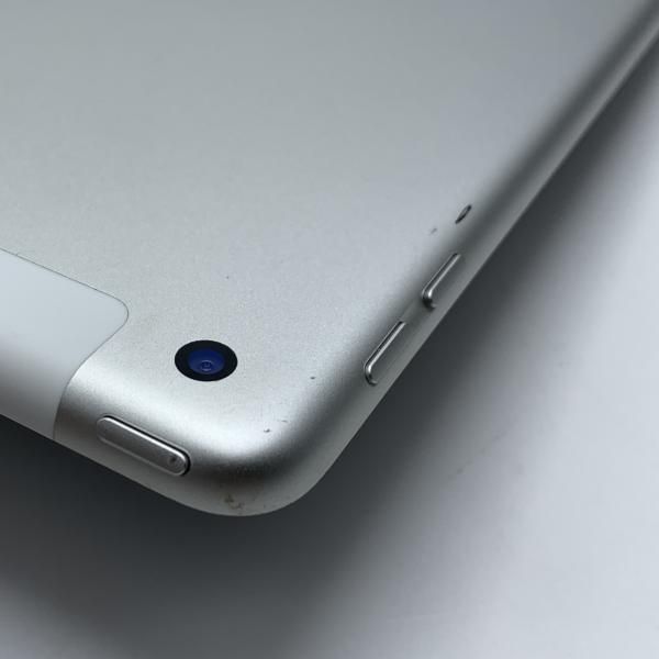 iPad 第6世代 WiFi+Cellular 32GB シルバー docomo SIM解除済 中古