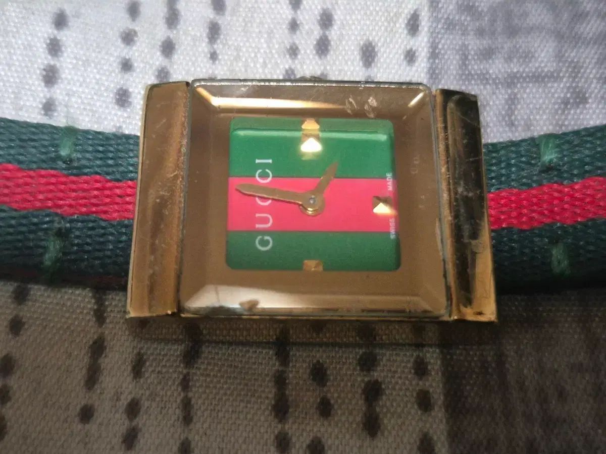 グッチ 時計 グリーン/レッド ボーダー柄 正規品 偽物の場合100% 払い戻し(※メルカリshop取引では対象外)