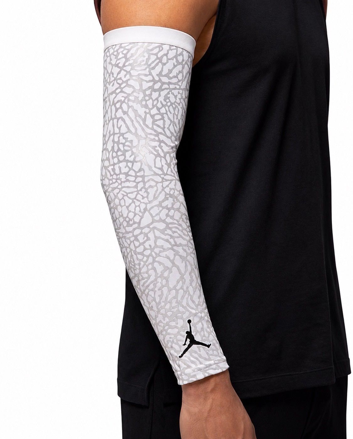 【限定デザイン】NIKE ジョーダン　野球　バスケ アームスリーブ スポーツ コンプレッション UV対策 吸汗速乾　ホワイト　Jordan Fly Baseball Arm Sleeve　WHITE