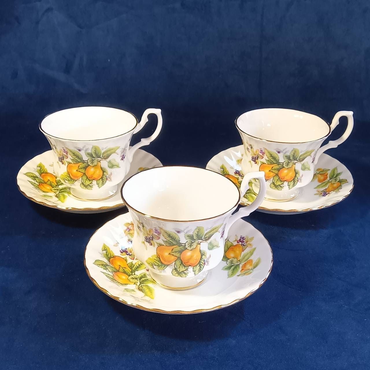 ロイヤルアルバート Royal Albert 果物デザイン 3客 カップ＆ソーサー