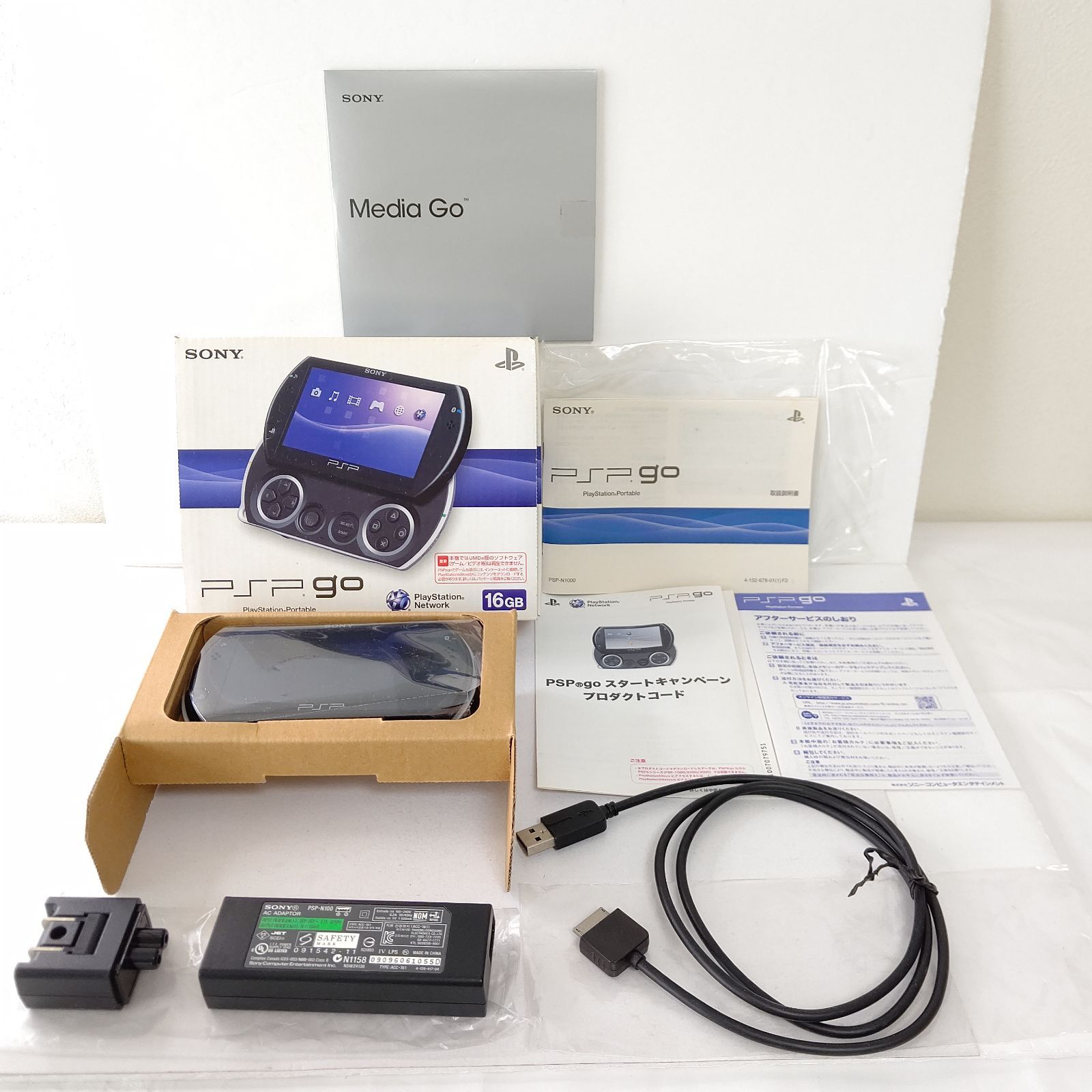 美品　ソニー　プレイステーションポータブルGO ピアノブラック　ゲーム　PSP