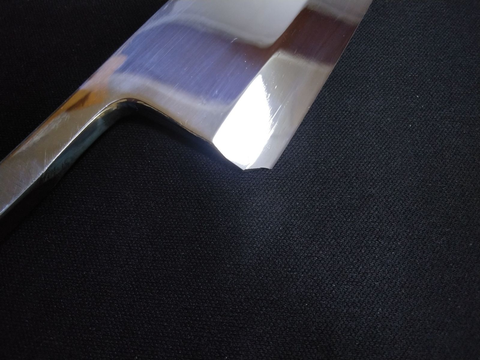 城山刃物製作所(堺業務用刃物メーカー直売)四寸五分　出刃　青二鋼　全鏡面　朴プラ柄　欠けがあるためお安く販売いたします