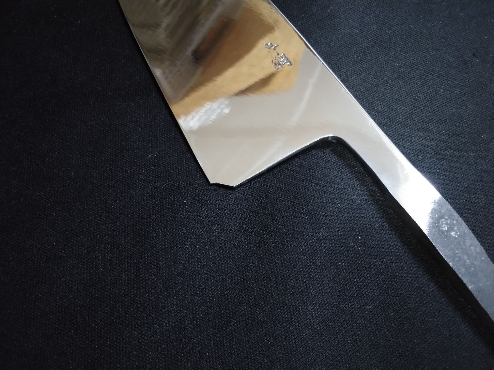 城山刃物製作所(堺業務用刃物メーカー直売)四寸五分　出刃　青二鋼　全鏡面　朴プラ柄　欠けがあるためお安く販売いたします