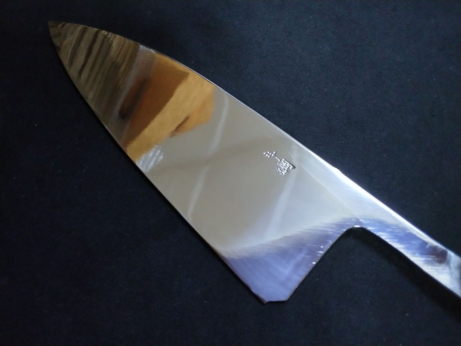 城山刃物製作所(堺業務用刃物メーカー直売)四寸五分　出刃　青二鋼　全鏡面　朴プラ柄　欠けがあるためお安く販売いたします