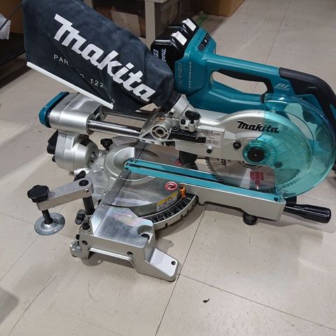 MAKITA　マキタ　LS714D　充電式スライドマルノコ　BL1860B×2　付属
