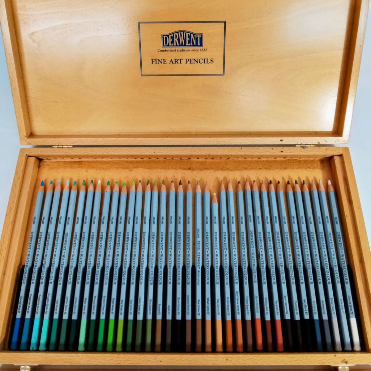 DERWENT ダーヴェント色鉛筆ARTISTS木箱入72色 DERWENT ダーヴェント