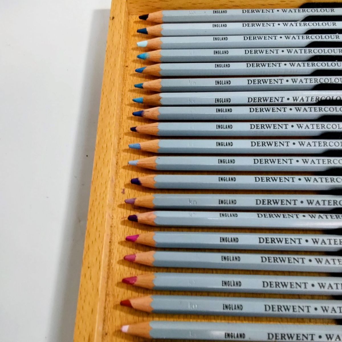 最高級】DERWENT ダーウェント 水彩色鉛筆 72色セット 木製ケース入り 