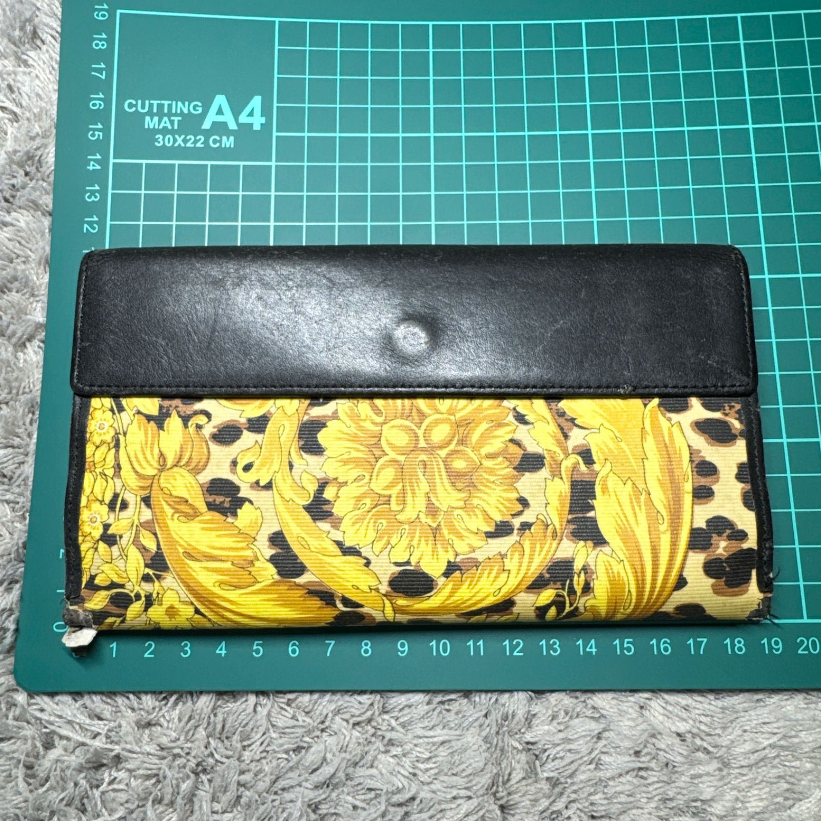 GIANNI VERSACE ベルサーチ 長財布 レザー ブラック×イエロー系 - メルカリ