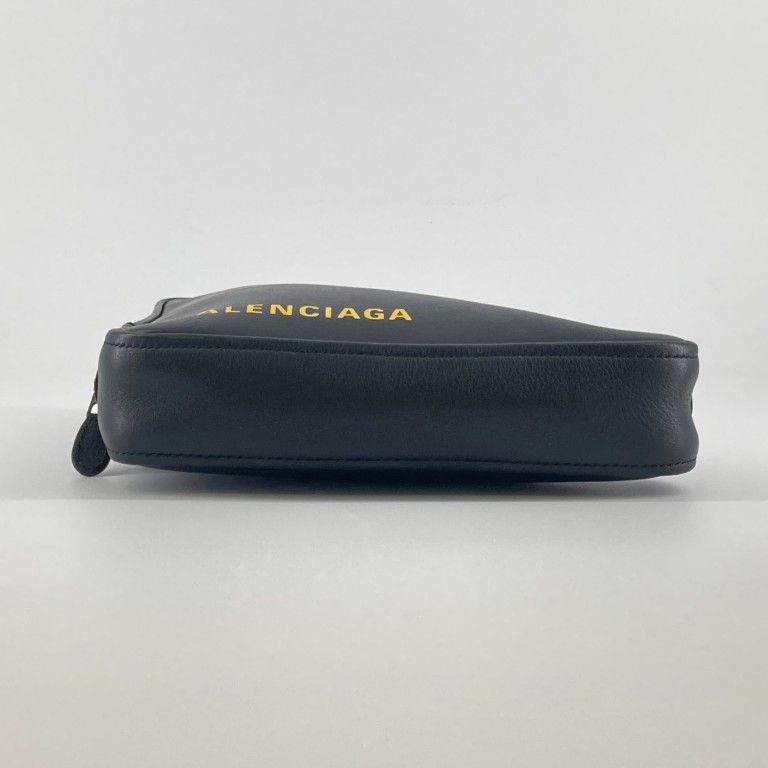 美品　バレンシアガ　クラッチバッグ　トライアングル　ロゴ　レザー　ブラック BALENCIAGA（バレンシアガ） トライアングル クラッチバッグ 476976
