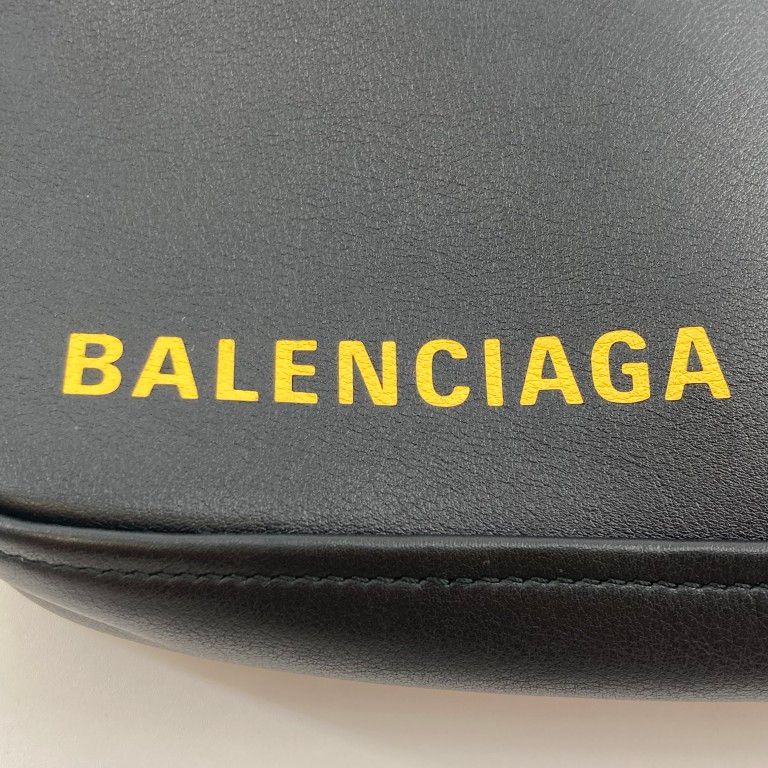 BALENCIAGA（バレンシアガ） トライアングル クラッチバッグ 476976