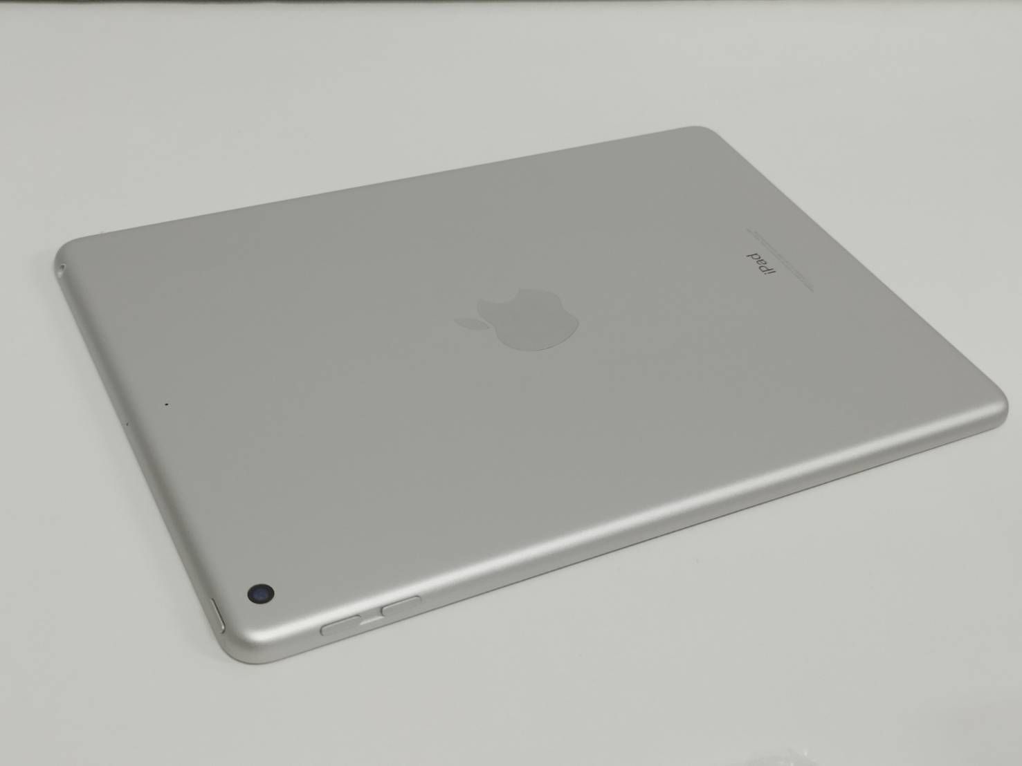 良品】iPad 第6世代/Wi-Fi/9.7インチ/A1893/32GB〈MR7G2J/A 