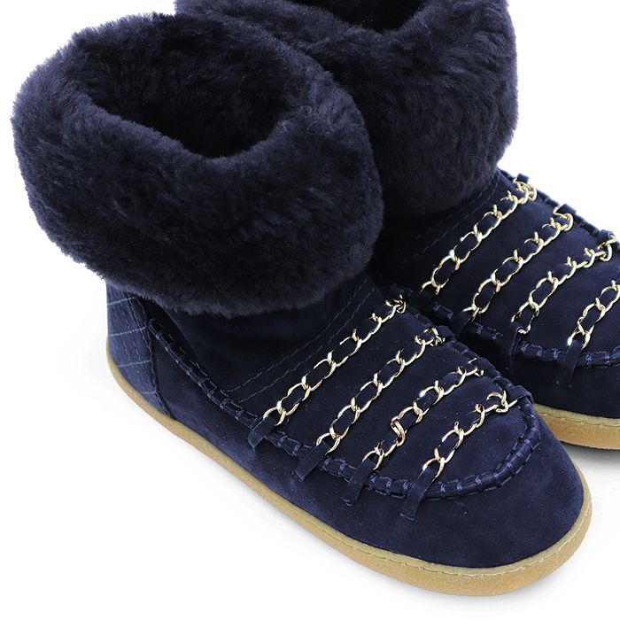 【新品同様】CHANEL シャネル マトラッセ ブーツ サイズ 34 レディース ココマーク チェーン ボア ムートン スウェード キルティング ショート シューズ 靴 箱付属 ネイビー 紺 イタリア製 【新品同様】CHANEL シャネル マトラッセ ブーツ サイズ 34 レディース ココマーク チェーン ボア ムートン スウェード キルティング ショート シューズ 靴 箱付属 ネイビー 紺 イタリア製