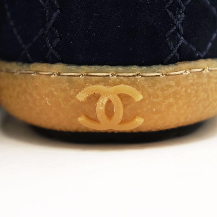 【新品同様】CHANEL シャネル マトラッセ ブーツ サイズ 34 レディース ココマーク チェーン ボア ムートン スウェード キルティング ショート シューズ 靴 箱付属 ネイビー 紺 イタリア製 【新品同様】CHANEL シャネル マトラッセ ブーツ サイズ 34 レディース ココマーク チェーン ボア ムートン スウェード キルティング ショート シューズ 靴 箱付属 ネイビー 紺 イタリア製