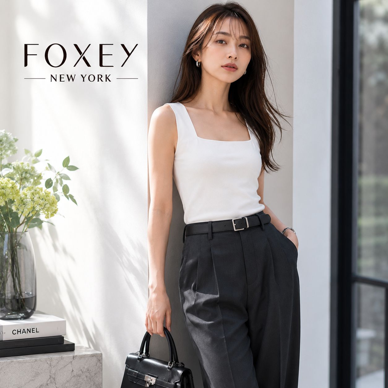 【未使用級】FOXEY NEWYORK / フォクシーニューヨーク スクエアセーター 38 「実寸S〜細身Mサイズ相当」ホワイト レーヨンポリエステル ロゴプレート付 インナー ノースリーブ スタイルアップ 女子会 通勤 春夏コーデ