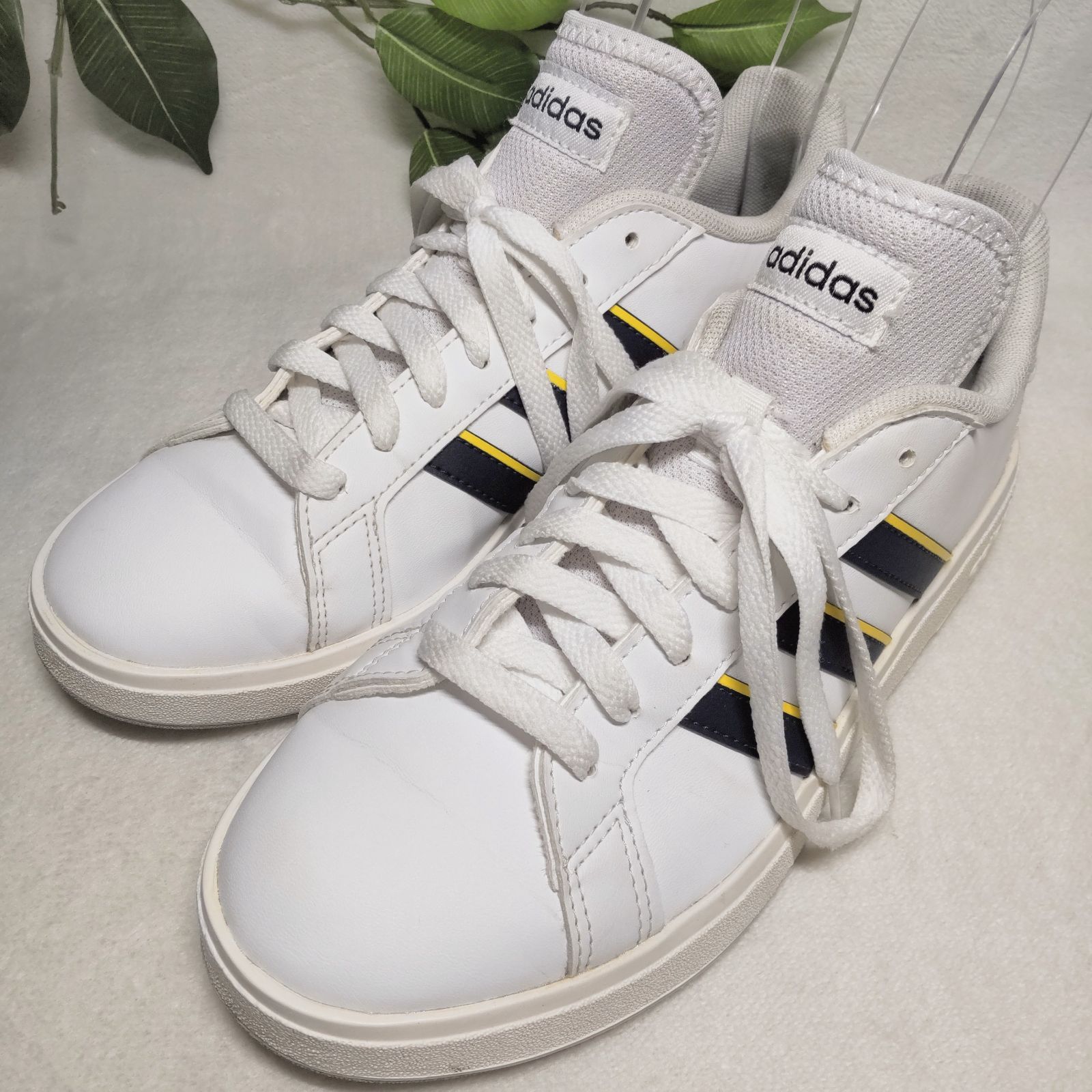 【良品】adidas/アディダス/グランドコート/スニーカー/ホワイト/白/ネイビー×イエローの3本線/23.5cm
