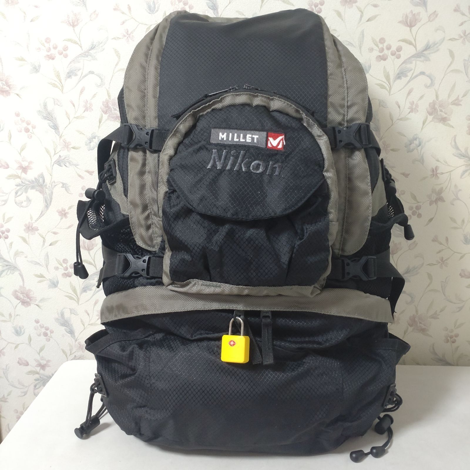 Nikon×MILLETコラボ カメラリュック 黒/グレー Nikon×MILLET ニコン ミレー カメラリュック バックパック 黒 ほつれ