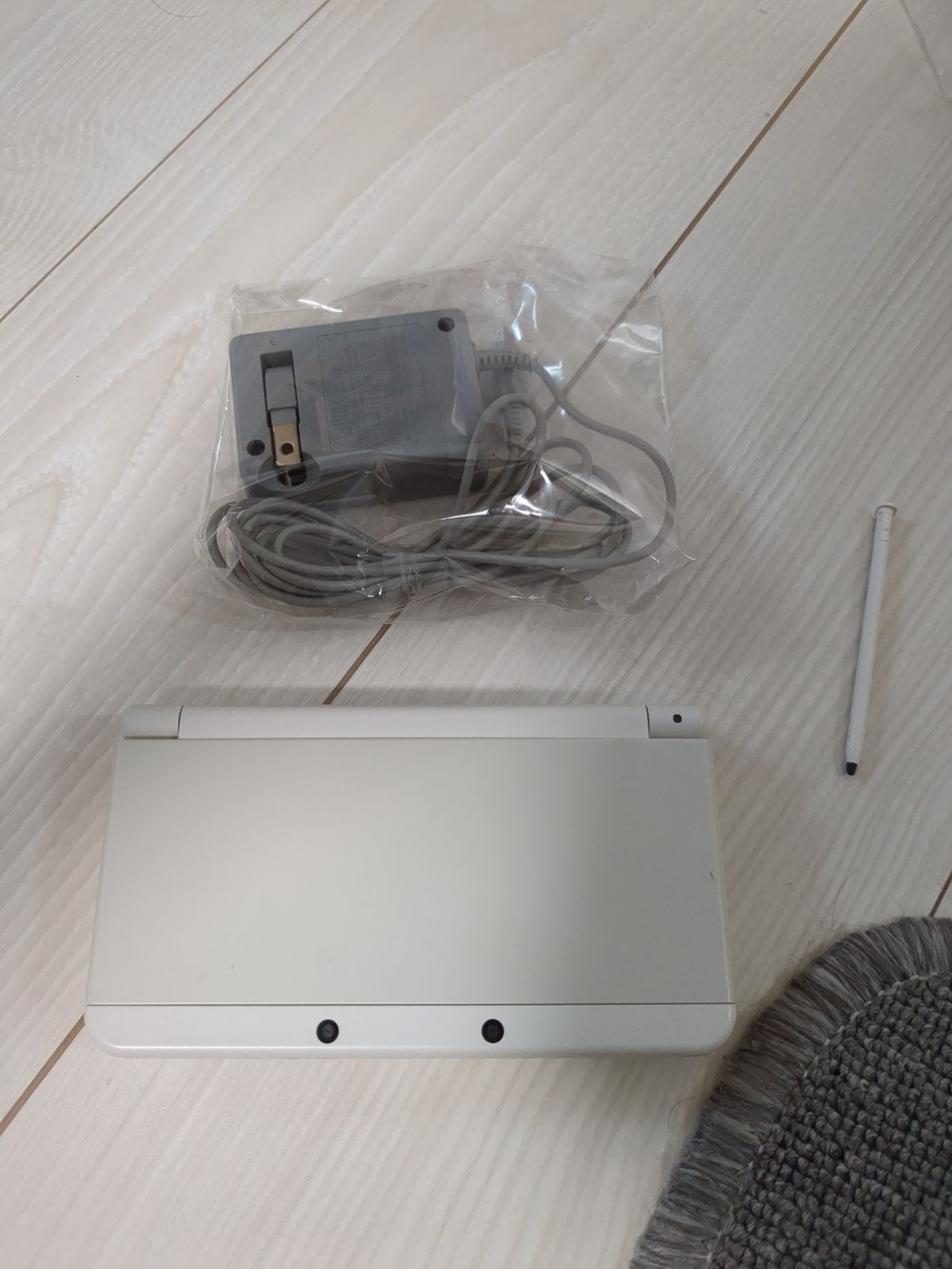 Newニンテンドー3DS ホワイト タッチペン・充電器付属 動作確認済み