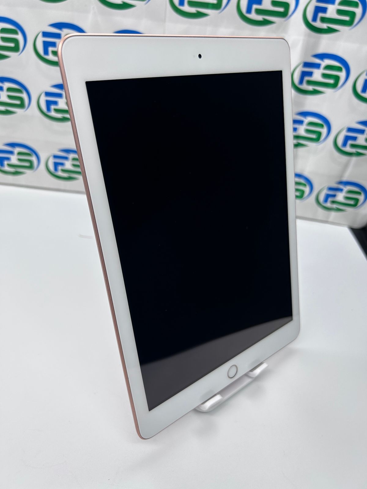 iPad 第6世代 32GB ゴールド Cランク 訳あり - メルカリ