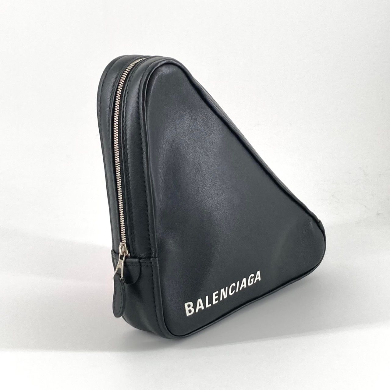 美品　バレンシアガ　クラッチバッグ　トライアングル　ロゴ　レザー　ブラック BALENCIAGA（バレンシアガ） トライアングル 476976 クラッチバッグ