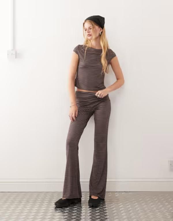 コルージョン レディース ボトムス レギンス ローライズ ギャザー パンツ COLLUSION low rise ruched foldover yoga pants in chocolate stripe Chocolate Stripe チョコレート