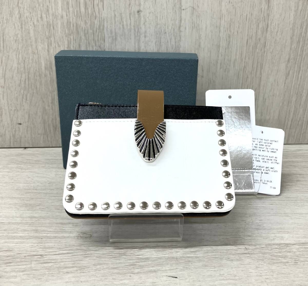 TOGA PULLA/トーガプルガ/カードケース/TZ32-AG946/Leather wallet studs/23AW/ホワイト