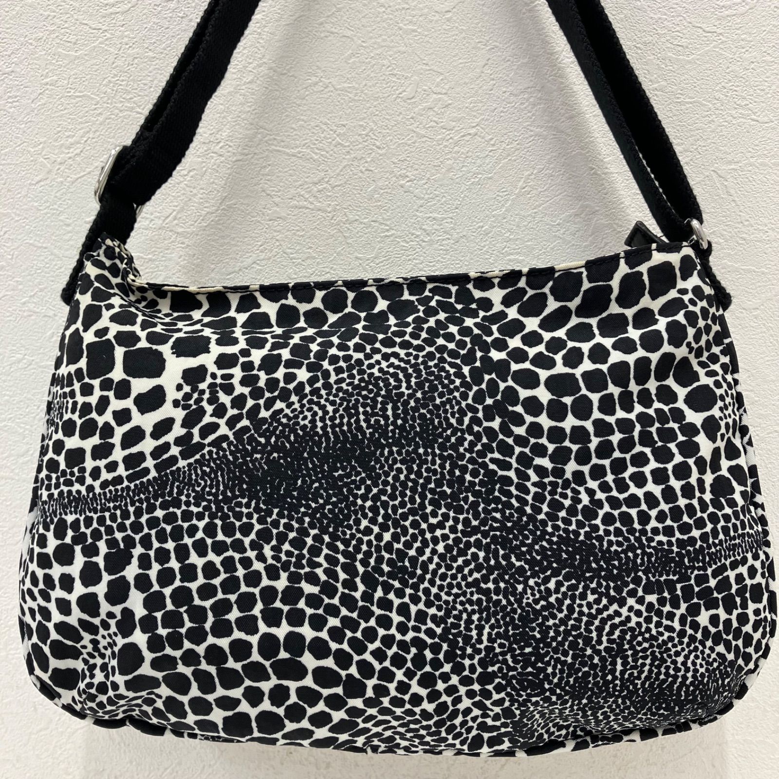 4029 KIPLING キプリング ショルダーバッグ 斜めがけ 紐調節可能 白黒 