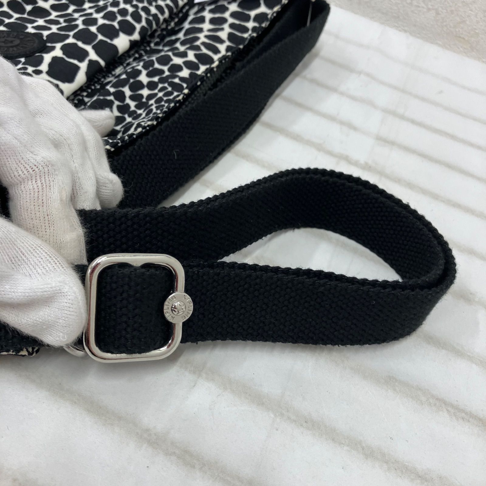 4029 KIPLING キプリング ショルダーバッグ 斜めがけ 紐調節可能 白黒 