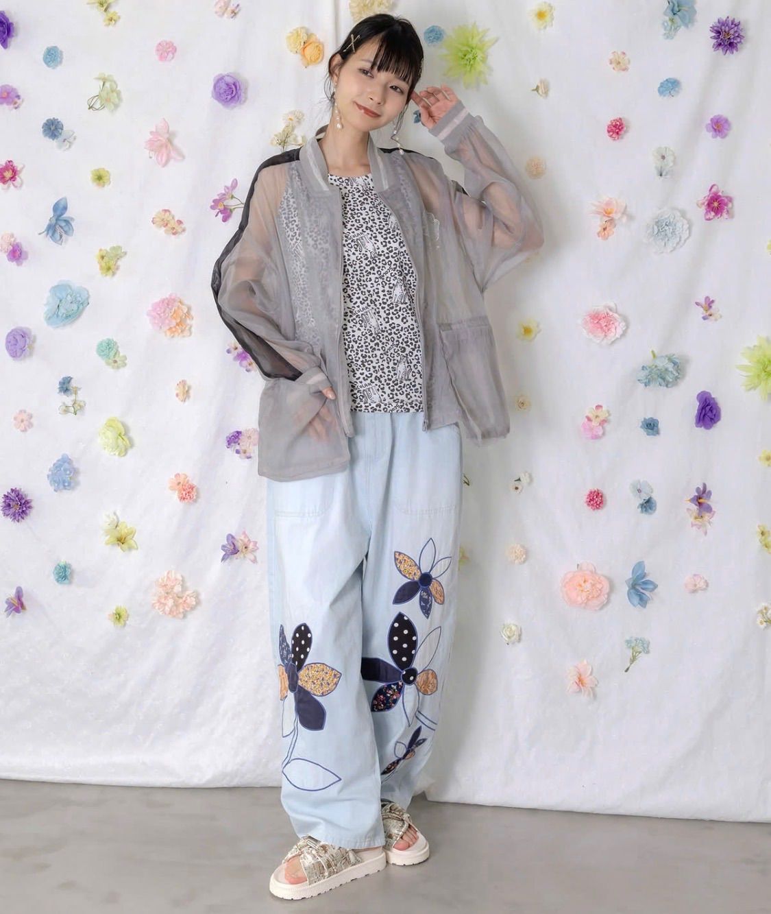 ちびすけさん専用！総柄カラフルパッチワーク☆デニムパンツ☆ 162605：パッチワークお花アップリケデニムパンツ - メルカリ