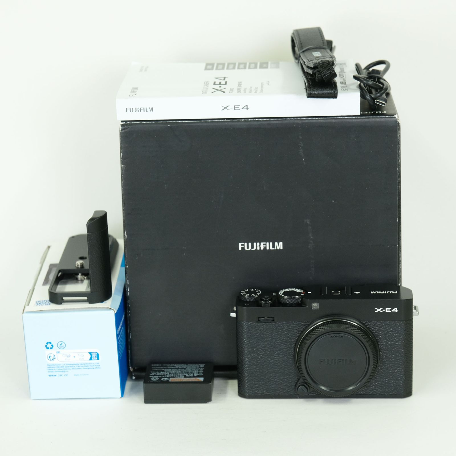 美品 | シャッター数2,952回｜外付けグリップ付] FUJIFILM X-E4 