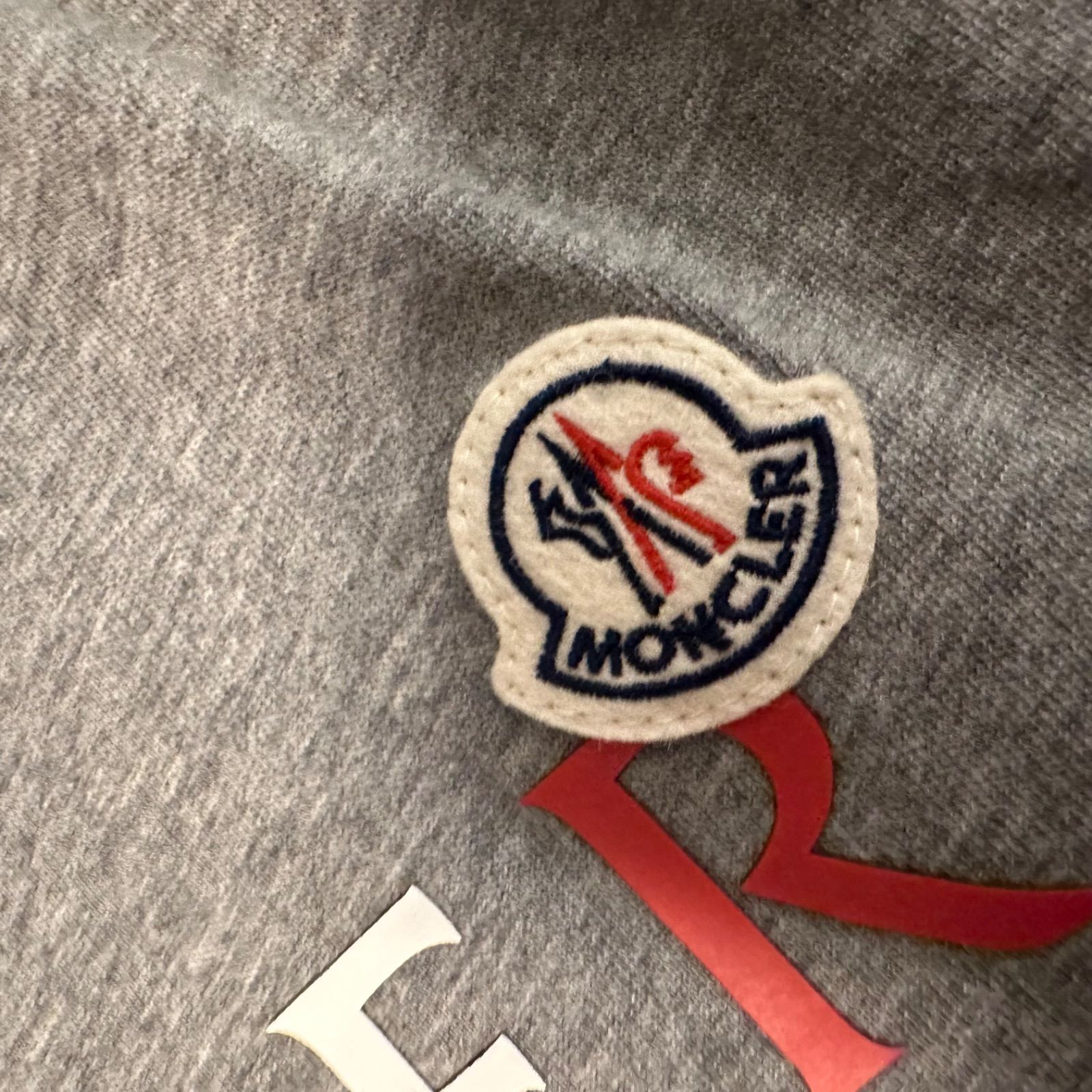 Moncler カラフルラバーロゴ&ワッペン グレー - メルカリ