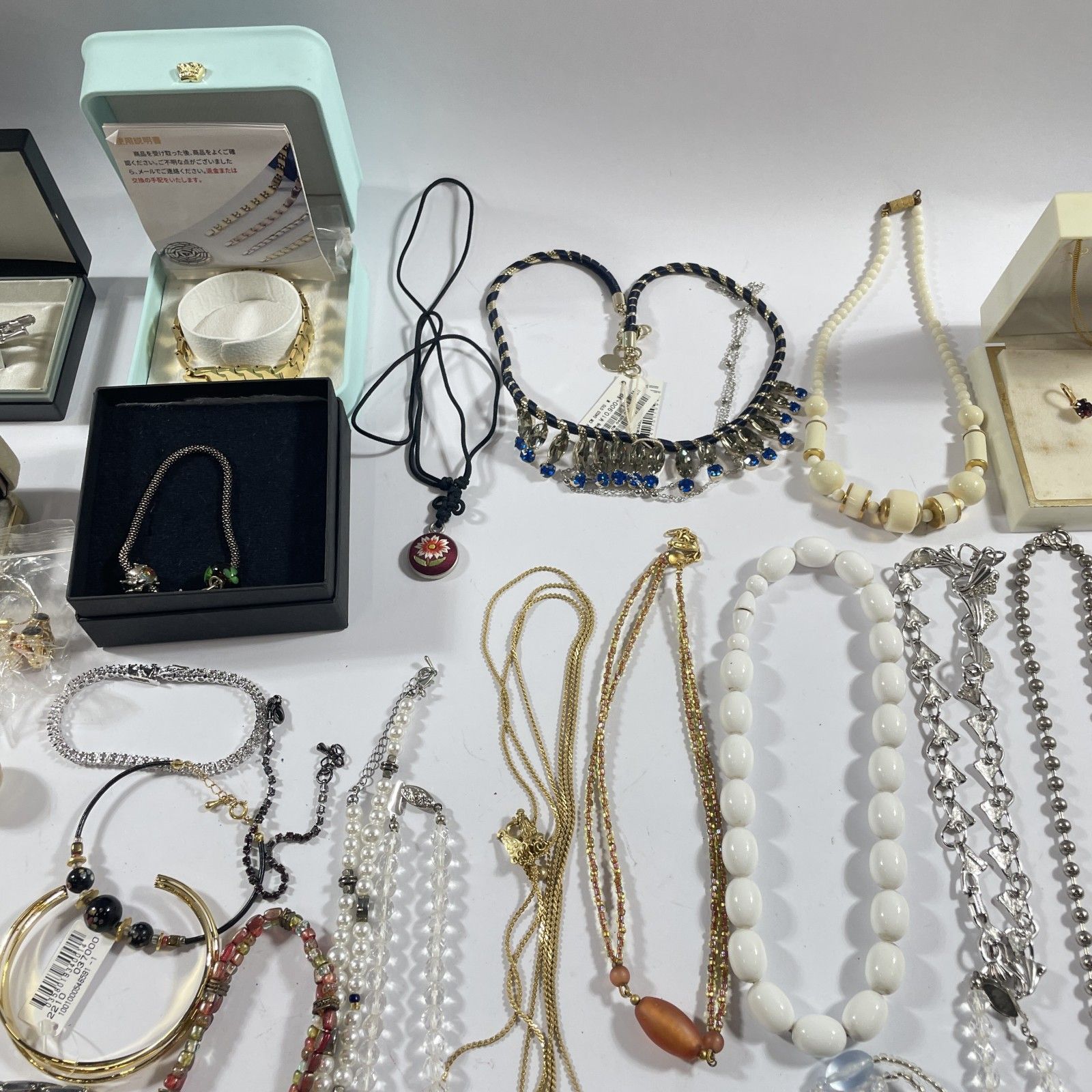 アクセサリー まとめ売り 整理品 金製不明 ネックレス ブローチイヤリング等 ☆ 希少 アクセサリー ジュエリー 約200個 大量 まとめ商品 ブローチ