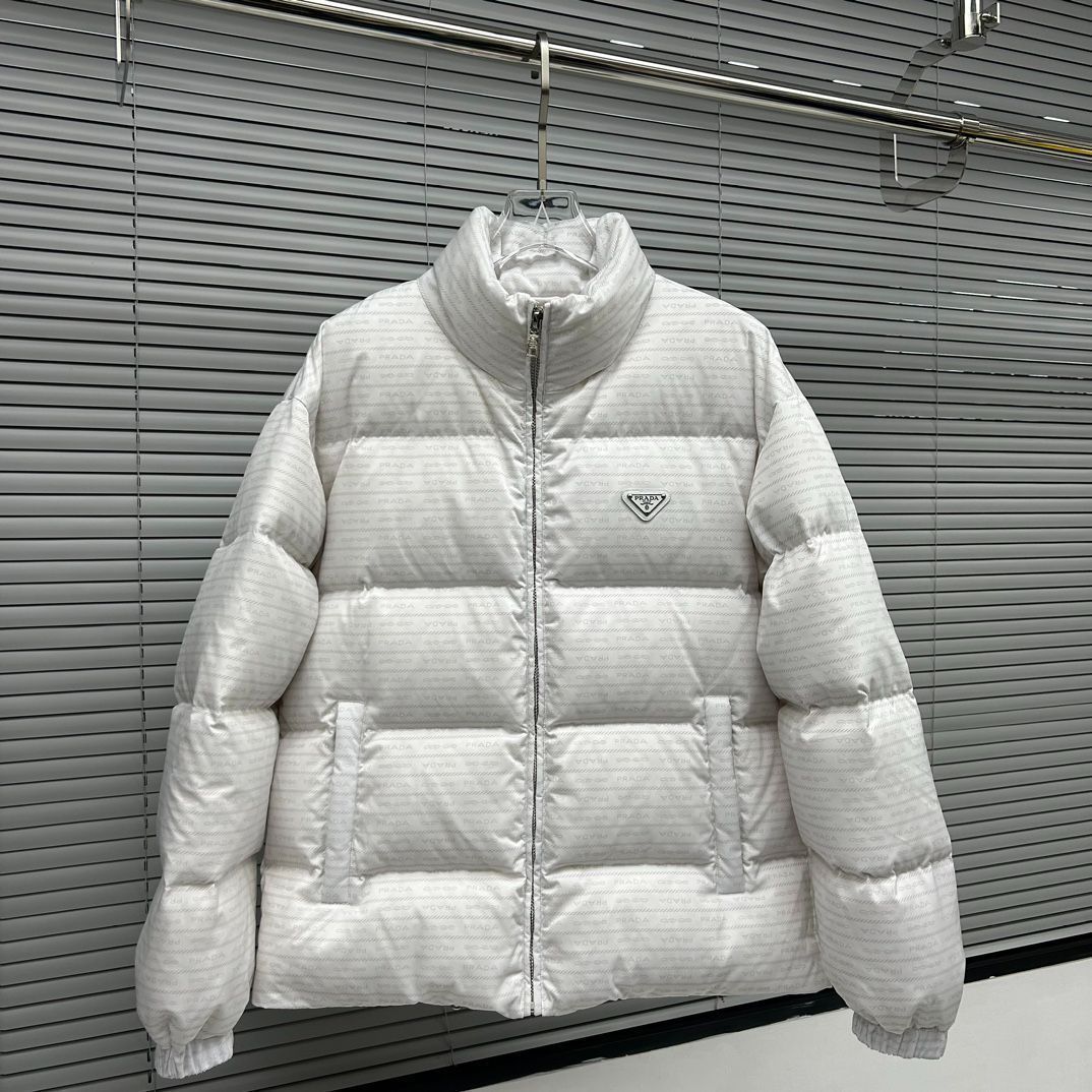 PRADA 白い秋冬ダウンジャケット｜本日限定特価｜新品未使用 - メルカリ