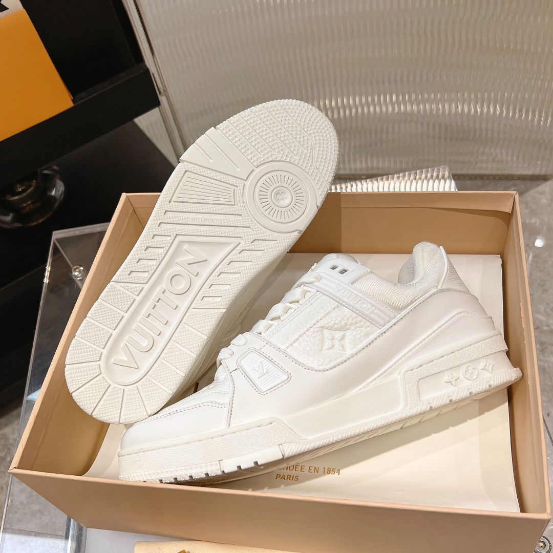 スーパーホワイトLV 【中古】 Louis Vuitton trainer maxi｜本日限定特価｜新品未使用 - メルカリ