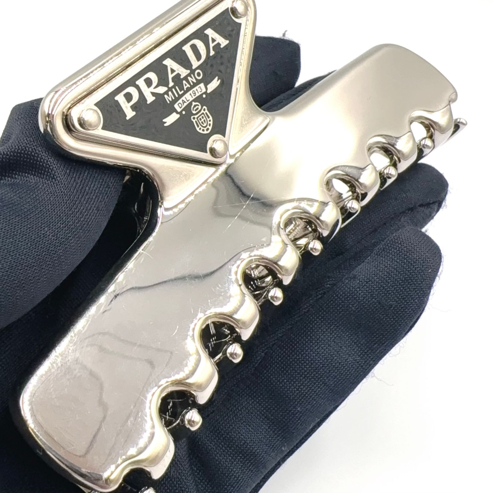新着】PRADA トライアングルロゴ メタル シルバー ヘアクリップ - メルカリ