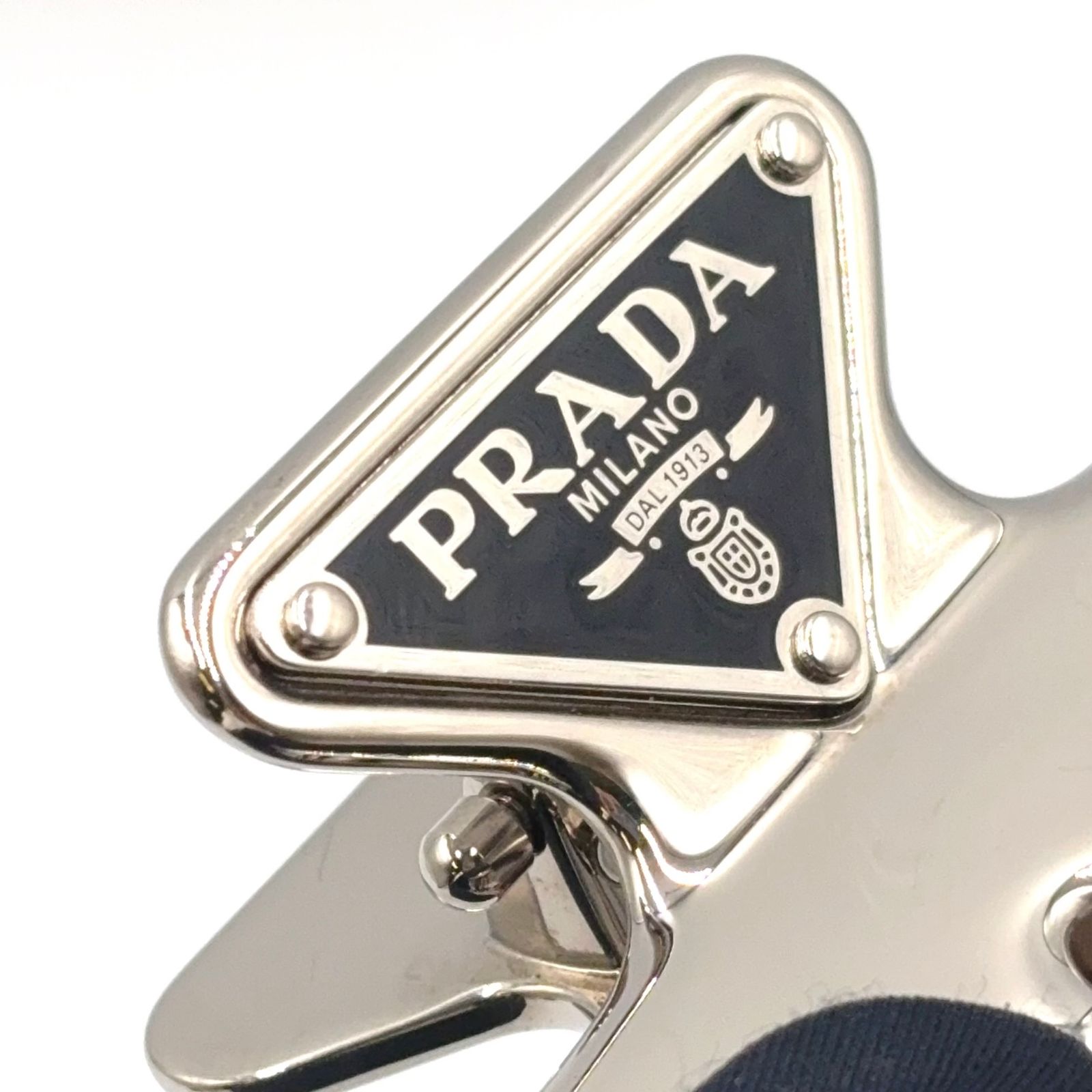 PRADA トライアングルロゴ　クリップ　シルバー PRADA トライアングルロゴ メタル シルバー ヘアクリップ - メルカリ