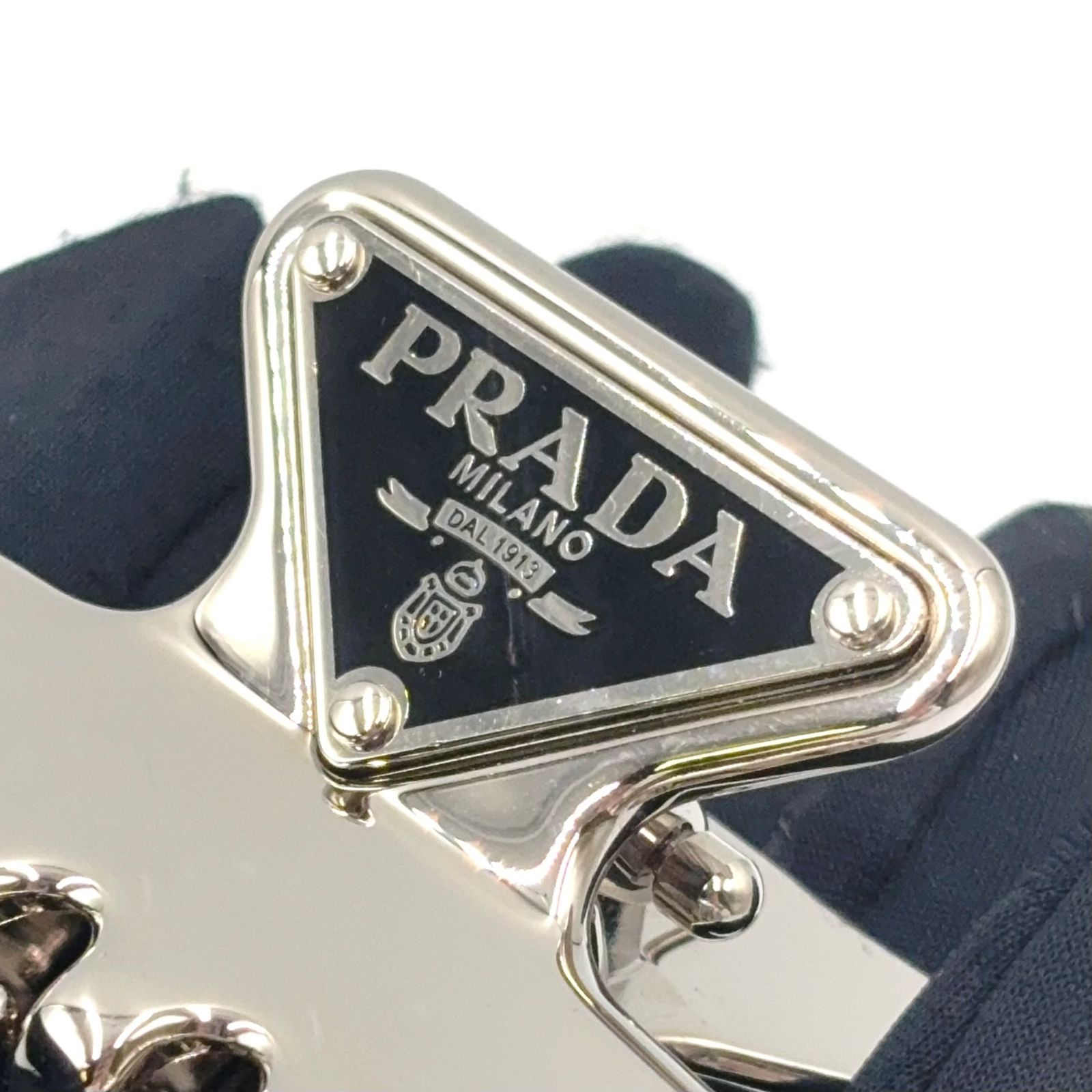 新着】PRADA トライアングルロゴ メタル シルバー ヘアクリップ - メルカリ